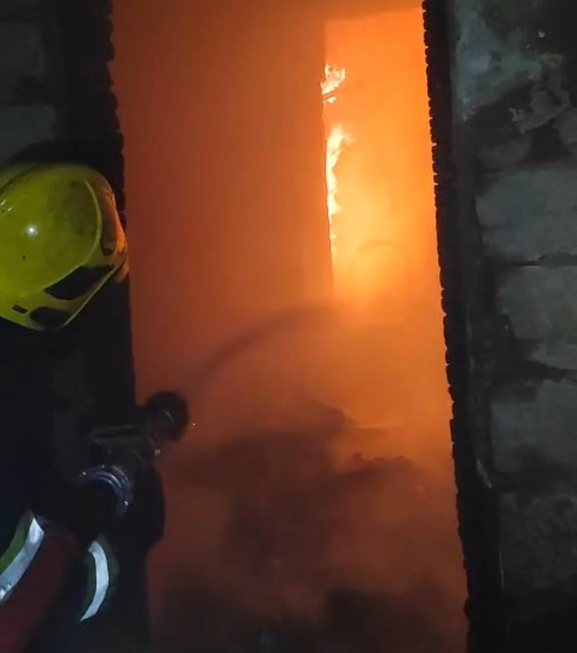 Bakıdakı yanğın söndürüldü - YENİLƏNİB (FOTOLAR/VİDEO)